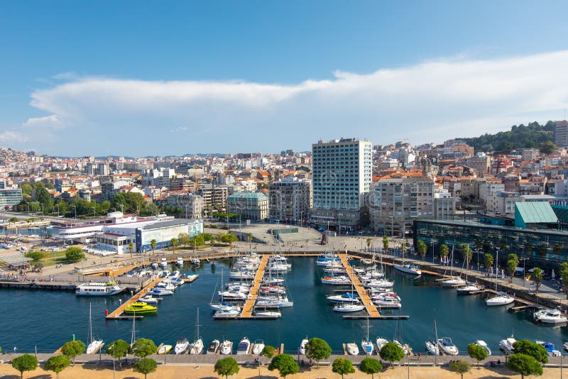 Vigo, Espagne - 8 septembre 2018 : Paysage urbain de Vigo avec les yachts amarrés, port de Vigo, Galicie, Espagne photos stock Vigo, Espagne - 8 septembre 2018 : Paysage urbain de Vigo avec les yachts amarrés, port de Vigo, Galicie, Espagne photos stock