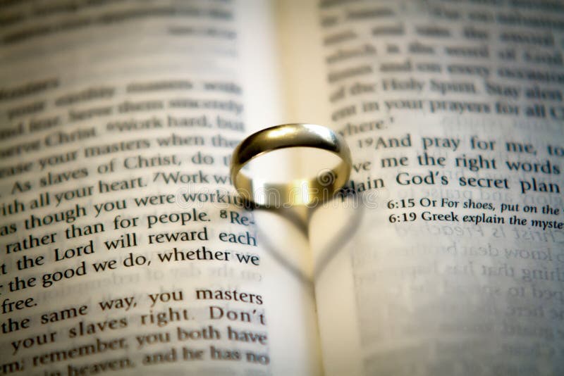 Vigselring på en bibel royaltyfri fotografi Vigselring på en bibel royaltyfri fotografi