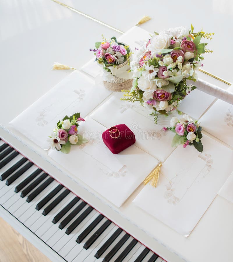 Vigselringar på ett vitt piano royaltyfria foton Vigselringar på ett vitt piano royaltyfria foton