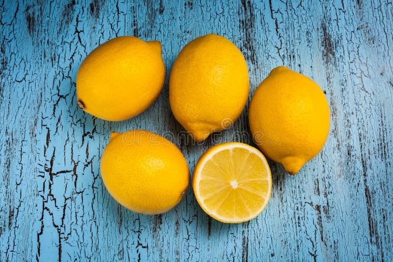 Файв лемонс групп. 5 Лимонов фото. Лимон фото на черном фоне. Чирикающий лимон 5 букв.