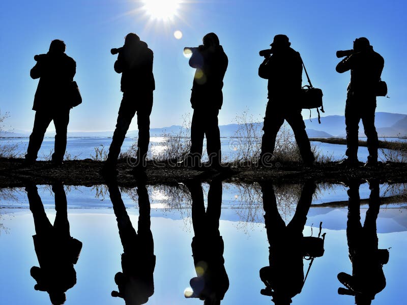 Vijf fotografen naast een meer stock fotografie Vijf fotografen naast een meer stock fotografie
