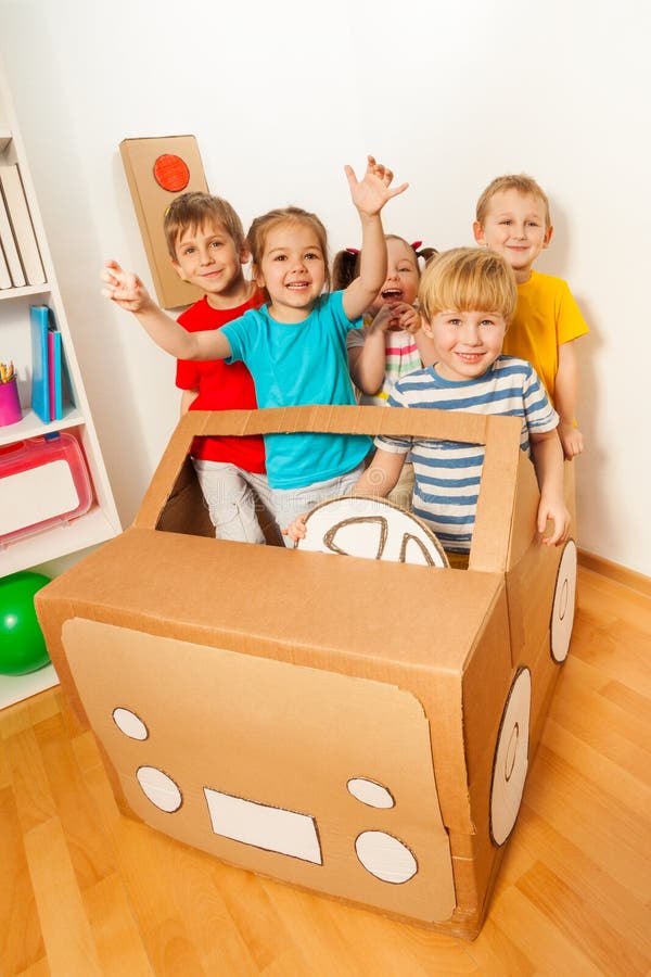 Vijf gelukkige kleine vrienden die bestuurders spelen stock afbeeldingen Vijf gelukkige kleine vrienden die bestuurders spelen stock afbeeldingen