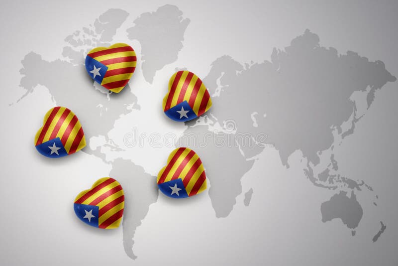 vijf harten met nationale vlag van Catalonië op een achtergrond van de wereldkaart stock illustratie vijf harten met nationale vlag van Catalonië op een achtergrond van de wereldkaart stock illustratie