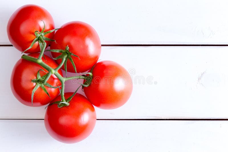 Vijf Hydroponic tomaten over witte houten lijst royalty-vrije stock foto's Vijf Hydroponic tomaten over witte houten lijst royalty-vrije stock foto's