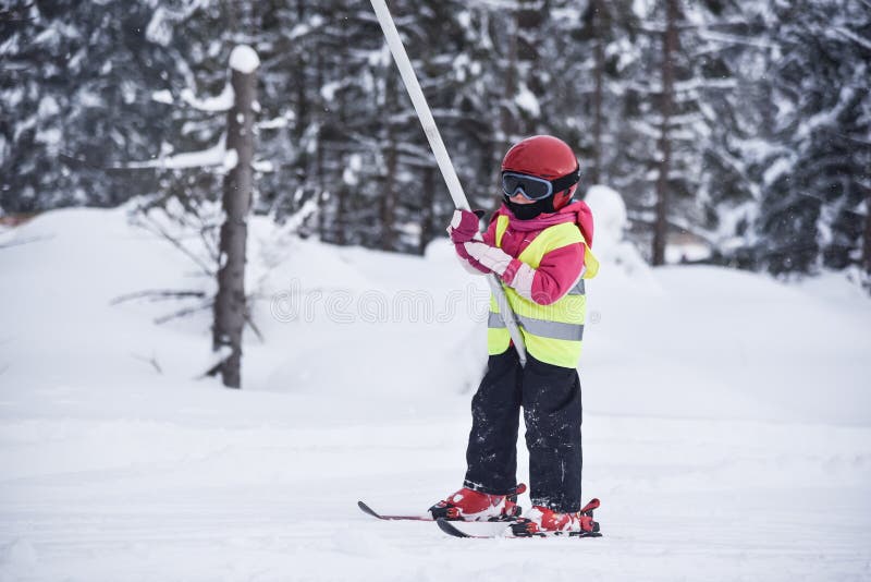 Vijf jaar oud weinig ski?end meisje die vast een handvat van sk houden stock afbeeldingen Vijf jaar oud weinig ski?end meisje die vast een handvat van sk houden stock afbeeldingen