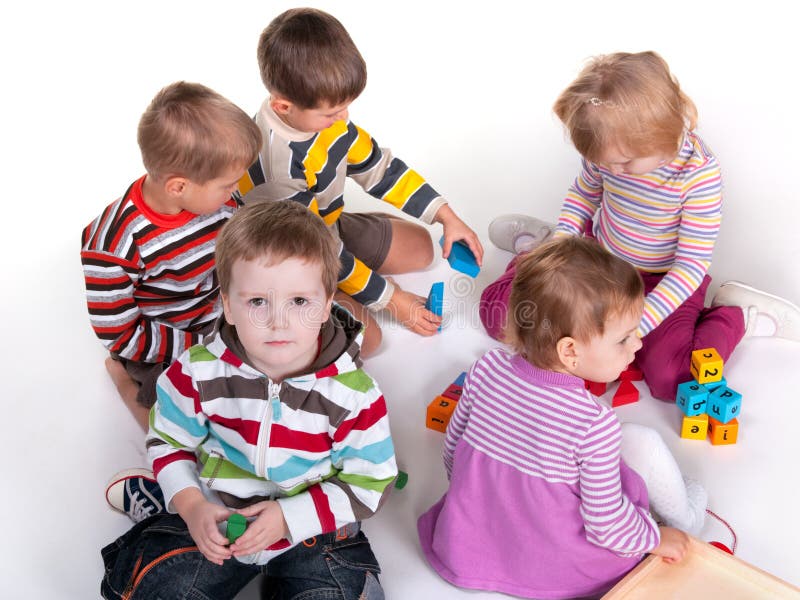 Vijf kinderen die kleurrijk speelgoed spelen stock fotografie Vijf kinderen die kleurrijk speelgoed spelen stock fotografie