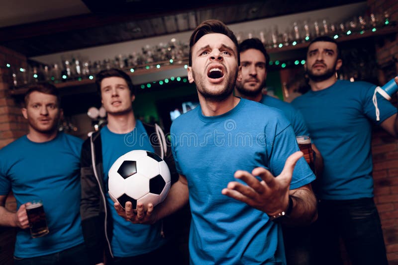 Vijf voetbalventilators die droevig bier drinken dat hun team bij sportenbar losmaakt royalty-vrije stock fotografie Vijf voetbalventilators die droevig bier drinken dat hun team bij sportenbar losmaakt royalty-vrije stock fotografie