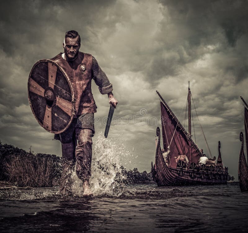 Viking wojownik w ataku, biega wzdłuż brzeg z Drakkar na tle