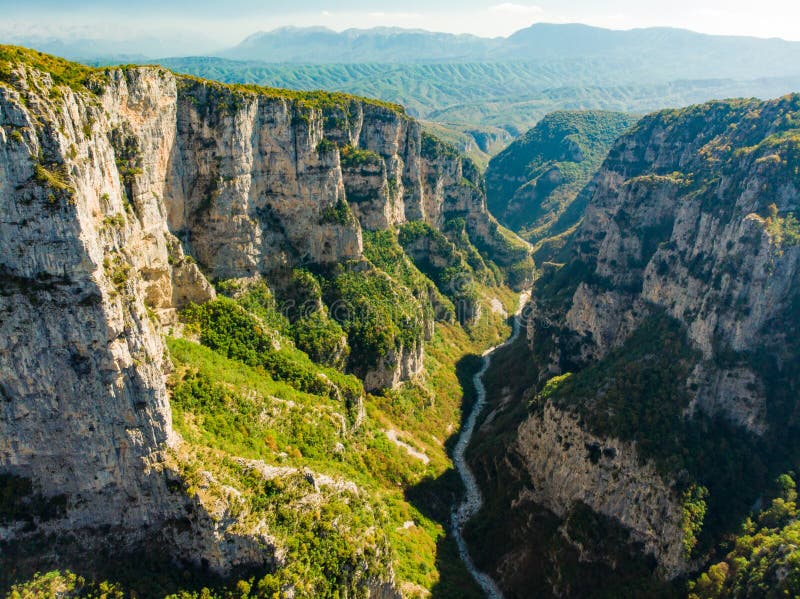 Vikos wąwóz, wąwóz w Pindus górach północny Grecja, kłama na południowych skłonach góra Tymfi, jeden głęboki zdjęcie royalty free Vikos wąwóz, wąwóz w Pindus górach północny Grecja, kłama na południowych skłonach góra Tymfi, jeden głęboki zdjęcie royalty free