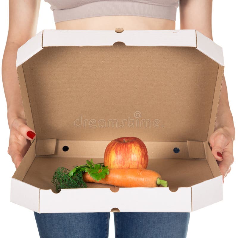 Viktförlust och sunt äta eller banta begrepp Slank flicka med den öppna pizzaasken och rå grönsaker i den arkivfoto Viktförlust och sunt äta eller banta begrepp Slank flicka med den öppna pizzaasken och rå grönsaker i den arkivfoto