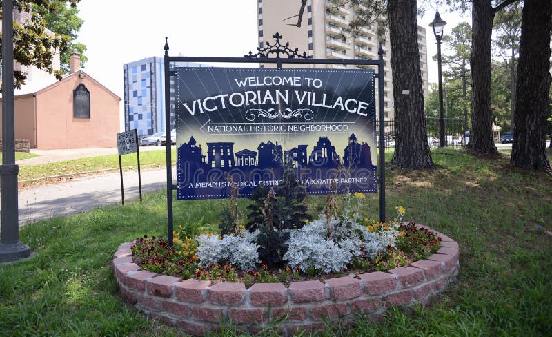 Viktorianisches Schlafzimmer Mit Roter Damast-Daunendecke