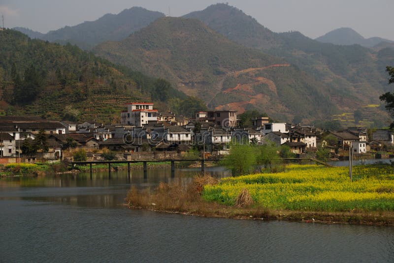 Aldeia deslumbrante na primavera imagem de stock