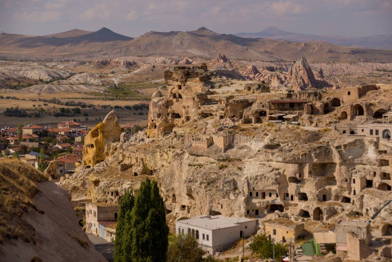 Vila de Cavusin, Cappadocia, Turquia: Paisagem, vista superior da fortaleza de Cavusin e igreja Vaftizci Yahya, Saint John o bati imagens de stock Vila de Cavusin, Cappadocia, Turquia: Paisagem, vista superior da fortaleza de Cavusin e igreja Vaftizci Yahya, Saint John o bati imagens de stock