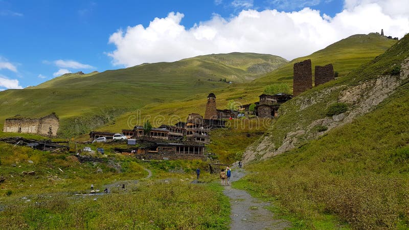 A vila de Dartlo, Tusheti, Geórgia imagem de stock A vila de Dartlo, Tusheti, Geórgia imagem de stock