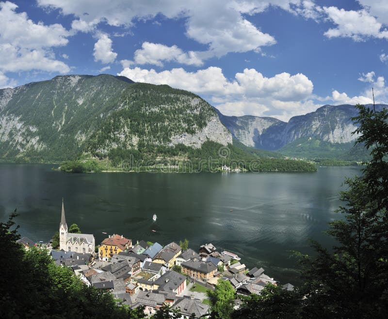 Vila de Hallstatt & lago Hallstatt fotos de stock Vila de Hallstatt & lago Hallstatt fotos de stock
