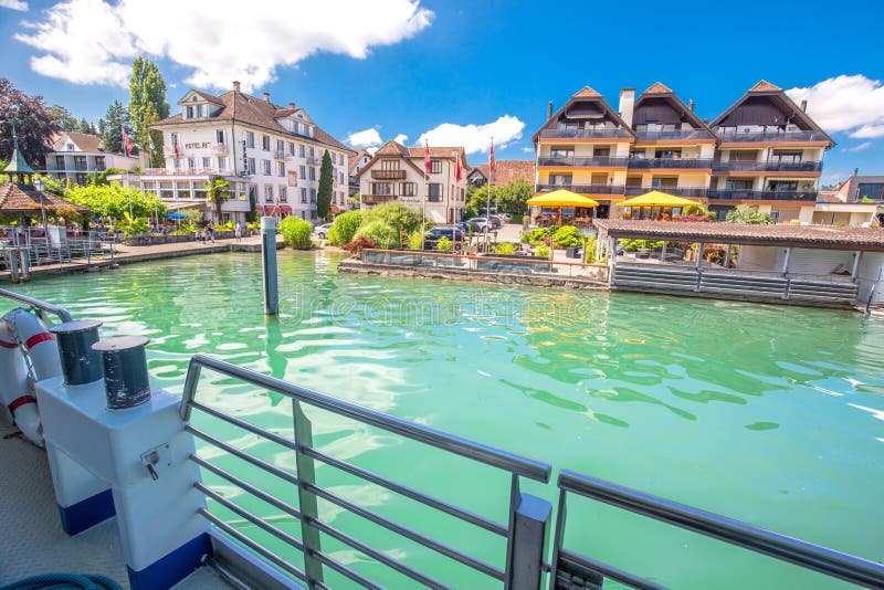 Vila de Immensee do barco famoso no lago Zug em um dia ensolarado, Suíça fotografia de stock Vila de Immensee do barco famoso no lago Zug em um dia ensolarado, Suíça fotografia de stock