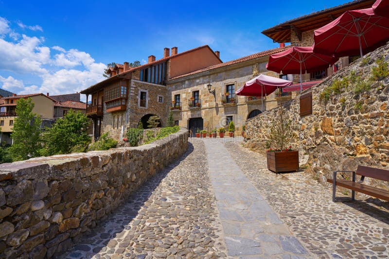 Vila de Potes na Espanha de Cantábria fotografia de stock Vila de Potes na Espanha de Cantábria fotografia de stock