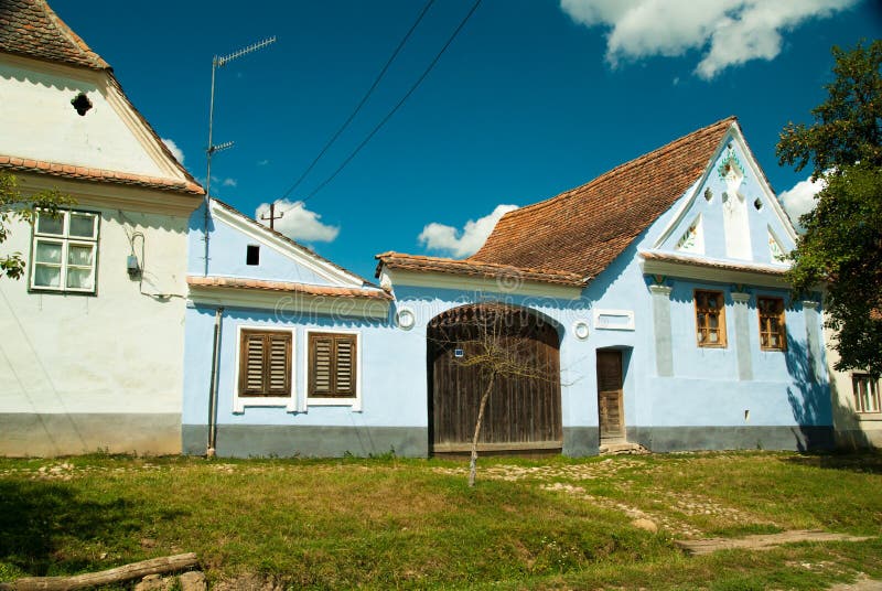 Vila de Viscri e igreja fortificada de Viscri, a Transilvânia, ROM fotografia de stock Vila de Viscri e igreja fortificada de Viscri, a Transilvânia, ROM fotografia de stock