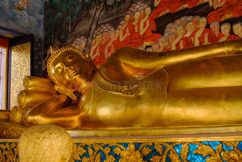 Vila den guld- statyn för Buddha och thai konstarkitektur i Wat Bovoranives, Bangkok, Thailand fotografering för bildbyråer Vila den guld- statyn för Buddha och thai konstarkitektur i Wat Bovoranives, Bangkok, Thailand fotografering för bildbyråer