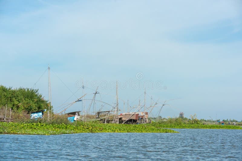 A vila do pescador em Tailândia com um número de ferramentas de pesca chamadas ‘Yok Yor ‘, as ferramentas de pesca tradicionais d imagens de stock royalty free A vila do pescador em Tailândia com um número de ferramentas de pesca chamadas ‘Yok Yor ‘, as ferramentas de pesca tradicionais d imagens de stock royalty free