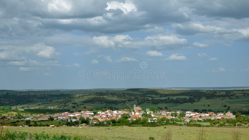 Vila espanhola típica do campo com céu nebuloso fotos de stock royalty free Vila espanhola típica do campo com céu nebuloso fotos de stock royalty free