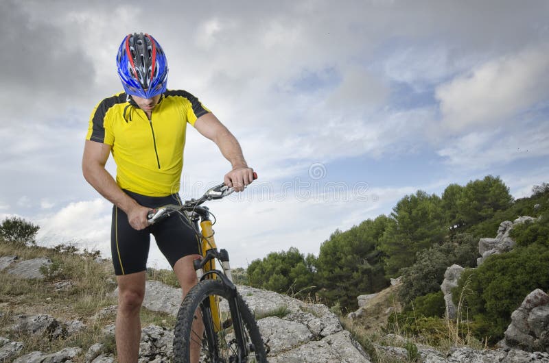 Vila för cyklistman royaltyfri fotografi Vila för cyklistman royaltyfri fotografi