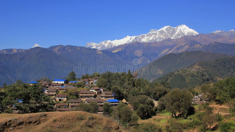 Vila Ghale Gaun de Gurung e escala de Annapurna imagens de stock Vila Ghale Gaun de Gurung e escala de Annapurna imagens de stock