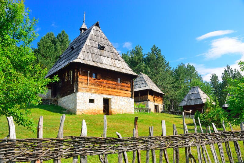 Vila medieval tradicional preservada de Balcãs em Sirogojno, Zlatibor, Sérvia foto de stock Vila medieval tradicional preservada de Balcãs em Sirogojno, Zlatibor, Sérvia foto de stock