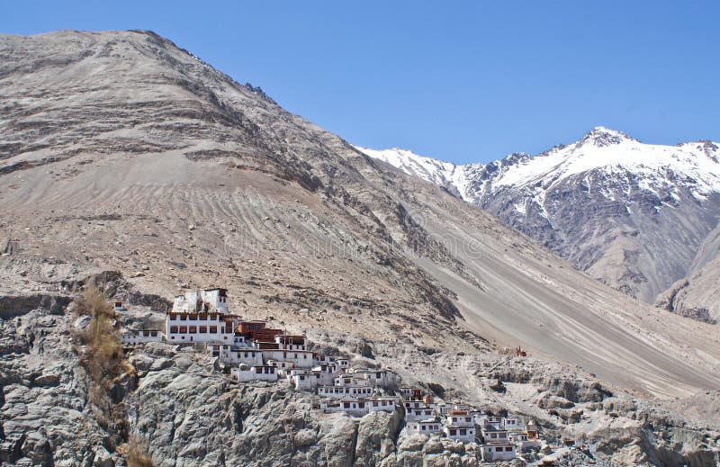 Aldeia nas montanhas do Himalaia fotos de stock royalty free