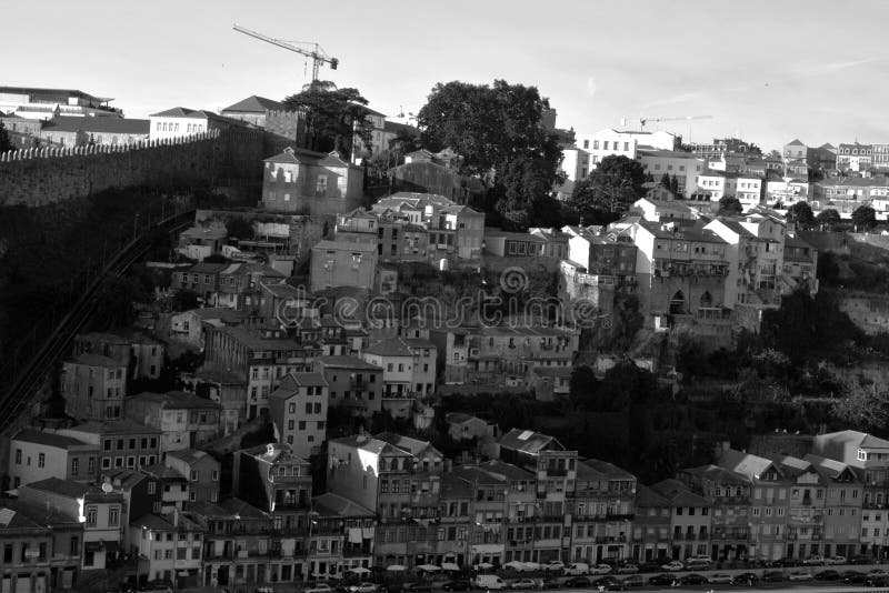 Vila Nova de Gaia, Portogallo - architettura urbana su una via della città immagine stock Vila Nova de Gaia, Portogallo - architettura urbana su una via della città immagine stock