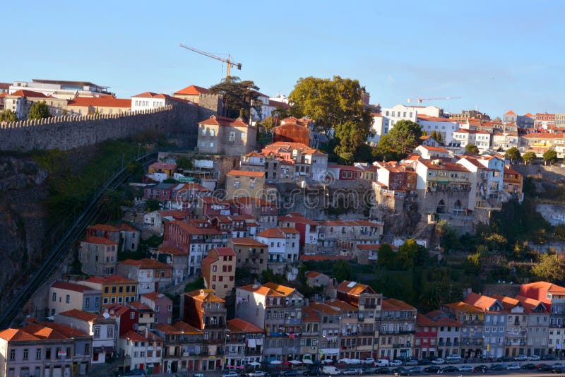 Vila Nova de Gaia, Portugal - arquitetura urbana em uma rua da cidade imagens de stock Vila Nova de Gaia, Portugal - arquitetura urbana em uma rua da cidade imagens de stock