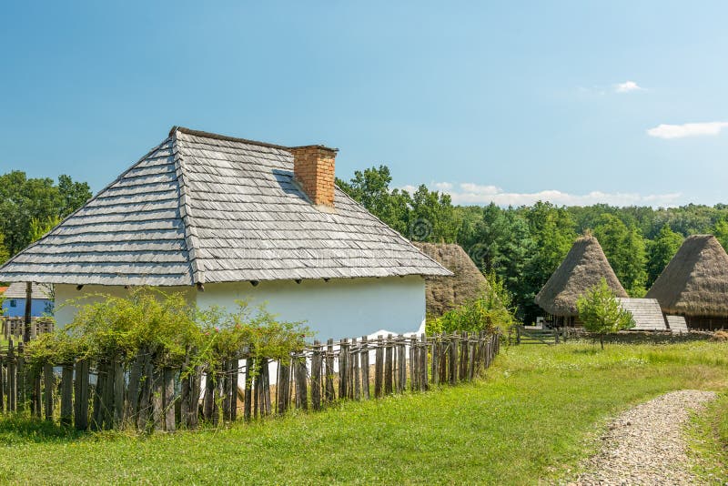 Vila romena nas montanhas Carpathian fotografia de stock Vila romena nas montanhas Carpathian fotografia de stock