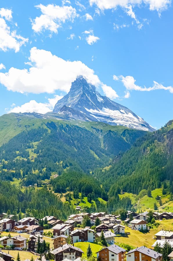 Vila suíça pitoresca Zermatt com o Matterhorn famoso no fundo Natureza de surpresa, Suíça Os cumes do verão alpine imagens de stock royalty free Vila suíça pitoresca Zermatt com o Matterhorn famoso no fundo Natureza de surpresa, Suíça Os cumes do verão alpine imagens de stock royalty free
