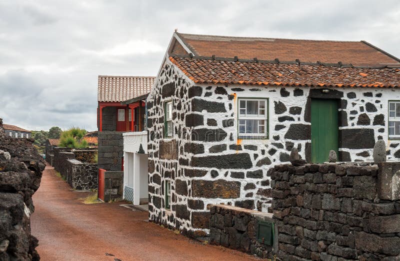 File:Moinho de vento no Lugar do Pico Vermelho Bretanha San Miguel  Azores.jpg - Wikipedia