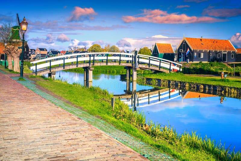 Vila turística lindo Zaanse Schans perto de Amsterdão, Países Baixos, Europa foto de stock Vila turística lindo Zaanse Schans perto de Amsterdão, Países Baixos, Europa foto de stock