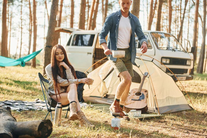 Vila. Unga par reser i skogen på dagtid tillsammans royaltyfri bild