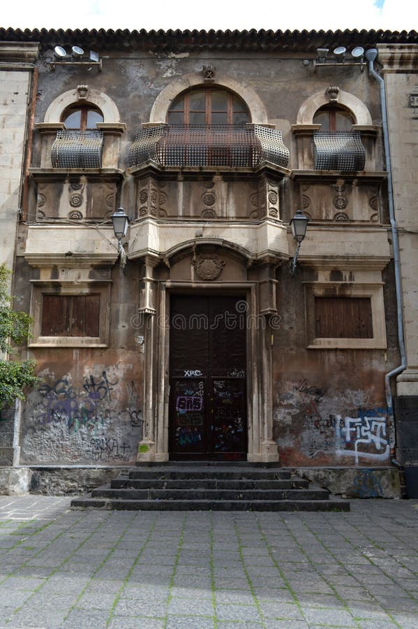 Villa abandonnée sicilienne avec le graffiti là-dessus images libres de droits Villa abandonnée sicilienne avec le graffiti là-dessus images libres de droits