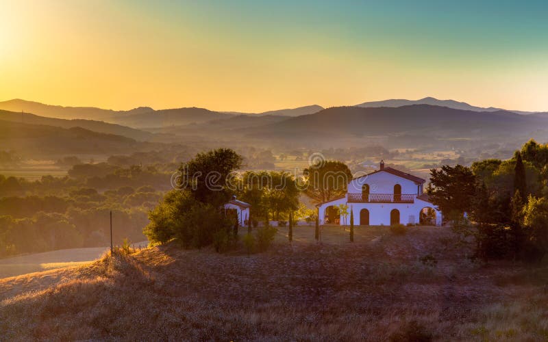 Villa blanche sur une colline en Toscane, Italie photographie stock libre de droits Villa blanche sur une colline en Toscane, Italie photographie stock libre de droits