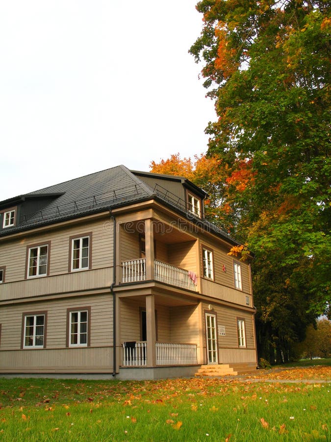 Villa in de herfstpark stock foto's Villa in de herfstpark stock foto's