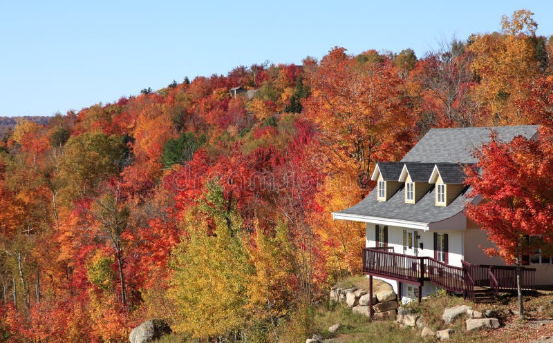 Villa en automne, Mont Tremblant, Québec images stock Villa en automne, Mont Tremblant, Québec images stock