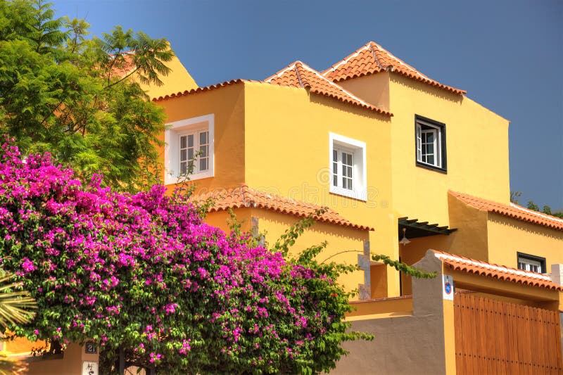 Villa espagnole classique parmi des fleurs images libres de droits Villa espagnole classique parmi des fleurs images libres de droits