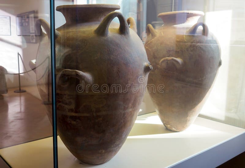 The Castellani collection in the first floor of the National Etruscan Museum of Villa Giulia in Rome, Italy. The collection of the important family of Roman goldsmiths dates from the 19th century and spaces from Etruscan ceramic, bronze, jewelry. Created in 1899, the Etruscan Museum of Villa Giulia houses works from pre-Roman Italian antiquity, especially from the Etruscan world. Among the museum’s most valuable objects are a sarcophagus from the year 520 BC, as well as several terracotta figures such as the Apollo of Veii and the image of Hercules and Apollo vying for the deer, both from 510 BC. The museum also presents a great collection of precious objects from antiquity to the 19th century. The Castellani collection in the first floor of the National Etruscan Museum of Villa Giulia in Rome, Italy. The collection of the important family of Roman goldsmiths dates from the 19th century and spaces from Etruscan ceramic, bronze, jewelry. Created in 1899, the Etruscan Museum of Villa Giulia houses works from pre-Roman Italian antiquity, especially from the Etruscan world. Among the museum’s most valuable objects are a sarcophagus from the year 520 BC, as well as several terracotta figures such as the Apollo of Veii and the image of Hercules and Apollo vying for the deer, both from 510 BC. The museum also presents a great collection of precious objects from antiquity to the 19th century.