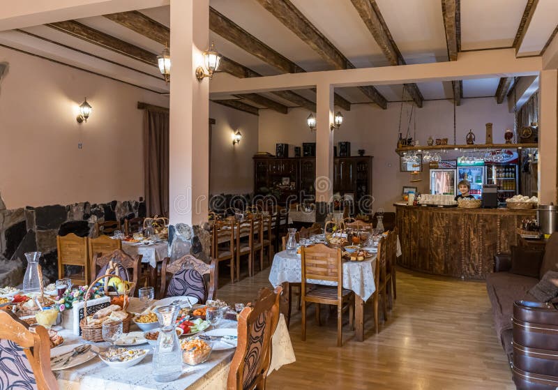 Villa Lileo酒店位于Svaneti山区Ushguli村,为接待游客准备的桌子 免版税库存图片 Villa Lileo酒店位于Svaneti山区Ushguli村,为接待游客准备的桌子 免版税库存图片