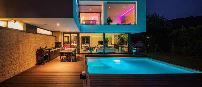 Villa moderna con le luci principali colorate alla notte
