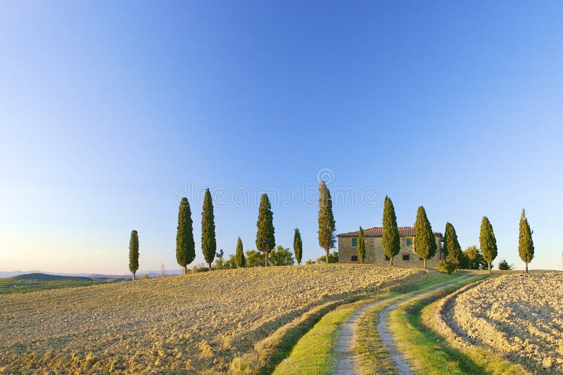 Villa toscana su una collina in Italia immagine stock libera da diritti Villa toscana su una collina in Italia immagine stock libera da diritti