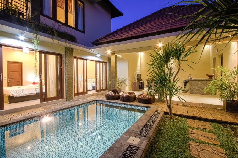Villa tropicale avec une piscine photos libres de droits