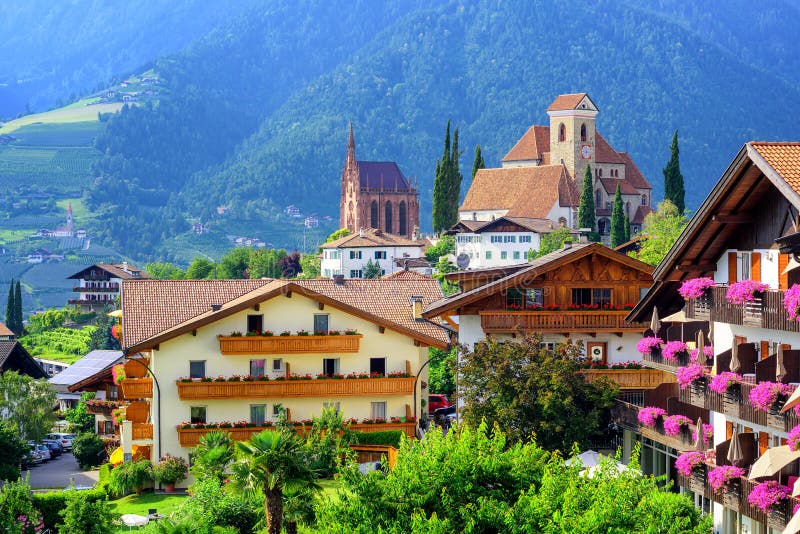 Village alpin Schenna, Meran, Tyrol du sud, Italie photographie stock Village alpin Schenna, Meran, Tyrol du sud, Italie photographie stock