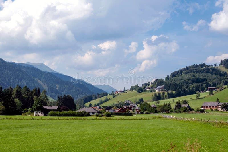 Village autrichien typique dans les collines des Alpes photo stock Village autrichien typique dans les collines des Alpes photo stock