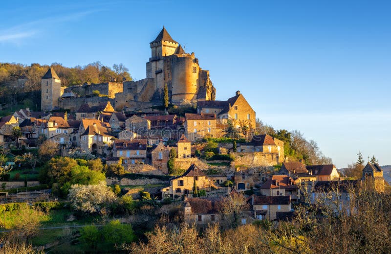 Village de Castelnaud et château médiévaux, Perigord, France photographie stock Village de Castelnaud et château médiévaux, Perigord, France photographie stock