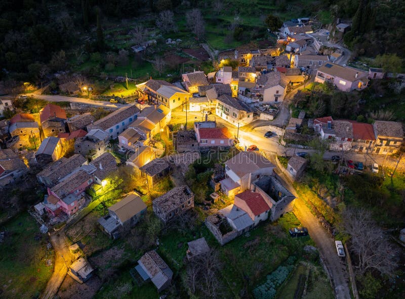 Village de charme illuminé la nuit d'en haut. photographie stock libre de droits